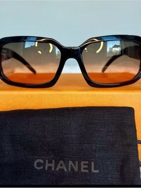 CHANEL Black Frame Sunglasses with Amber Gradient Lenses